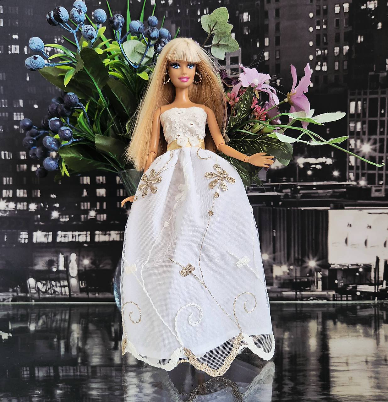 Krajkové spoločenské šaty pre Barbie