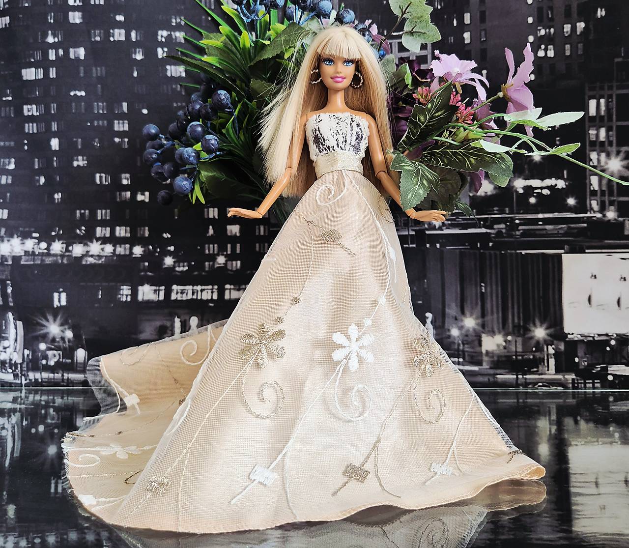 Krajkové spoločenské šaty pre Barbie