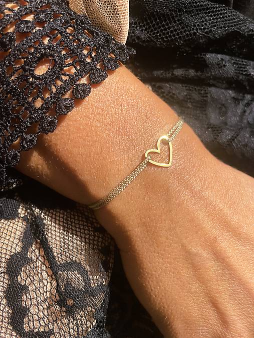 Náramky - Šnúrkový náramok so srdiečkom - 17675984_