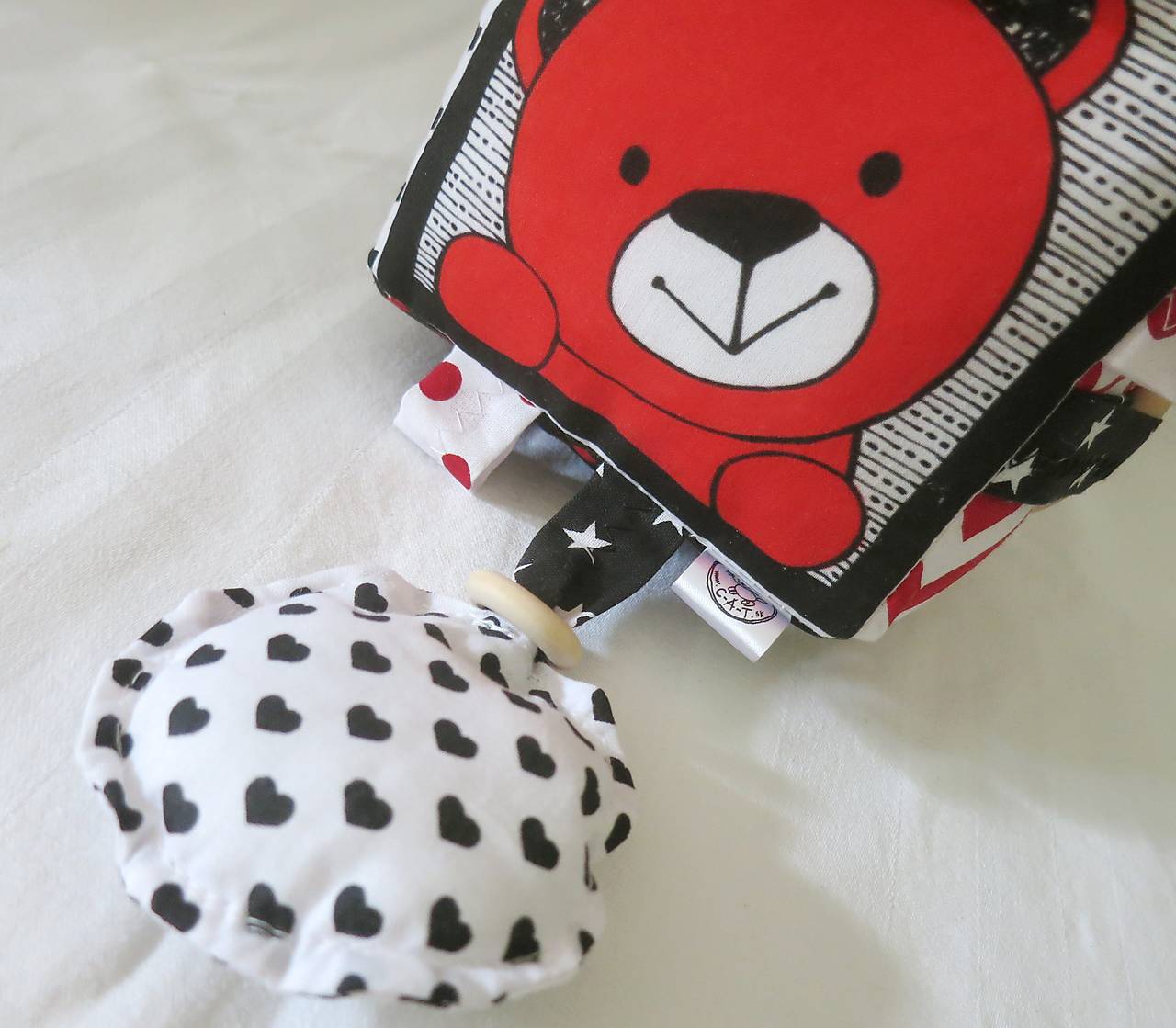 Textilná úchopová kocka (kontrastná - Macko)