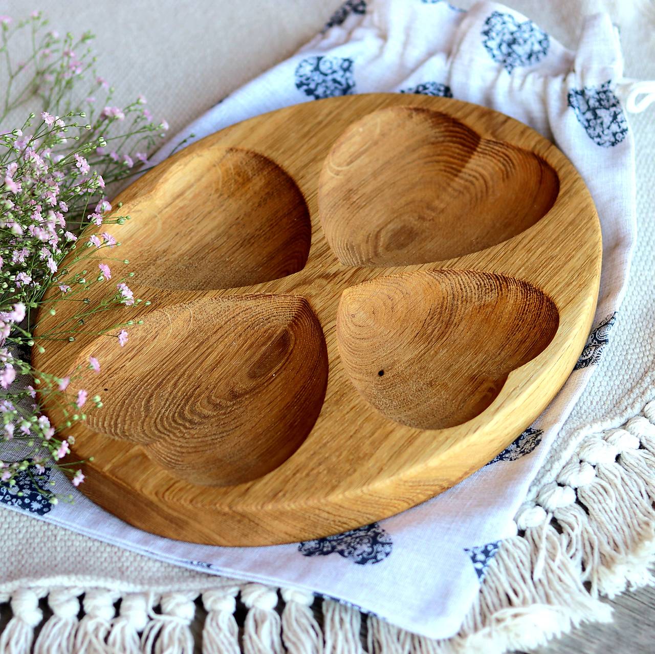 Dubový podnos na oriešky "srdiečka" vo vrecúšku