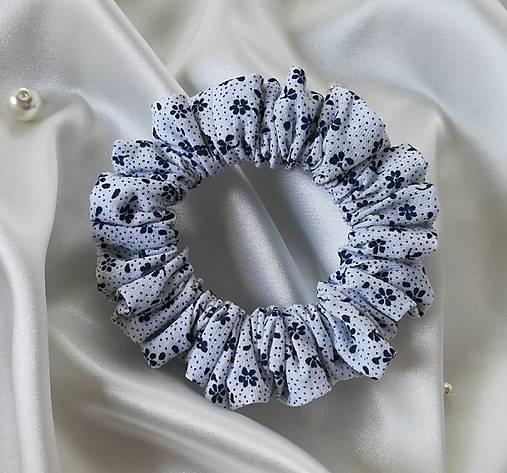 Ozdoby do vlasov - Bavlnená gumička Scrunchie, biela s modrými kvietkami, veľkosť: SLIM - 17678081_
