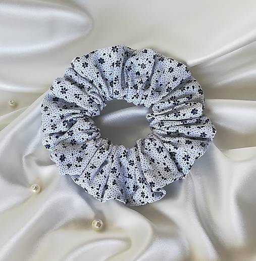 Ozdoby do vlasov - Bavlnená gumička Scrunchie, biela s modrými kvietkami, veľkosť: CLASSIC  - 17678093_