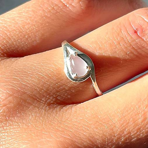 Rose Quartz Teardrop AG925 Ring / Jemný strieborný prsteň s ruženínom E006