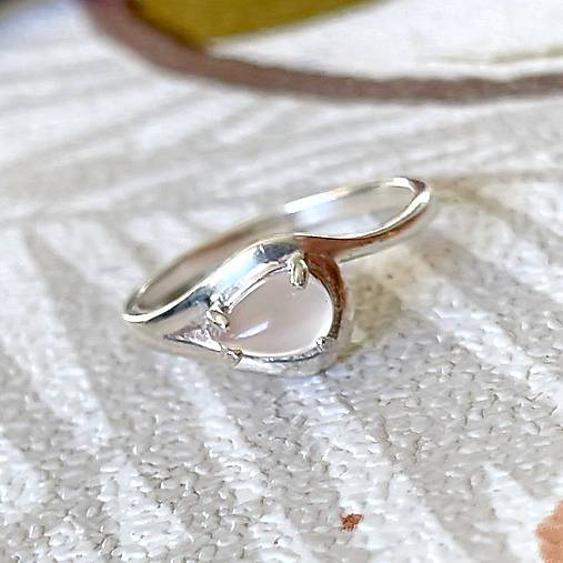 Rose Quartz Teardrop AG925 Ring / Jemný strieborný prsteň s ruženínom E006