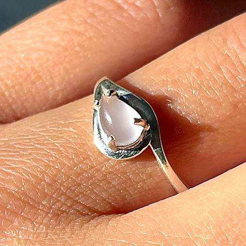 Rose Quartz Teardrop AG925 Ring / Jemný strieborný prsteň s ruženínom E006