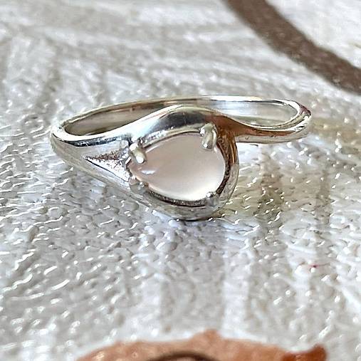 Rose Quartz Teardrop AG925 Ring / Jemný strieborný prsteň s ruženínom E006