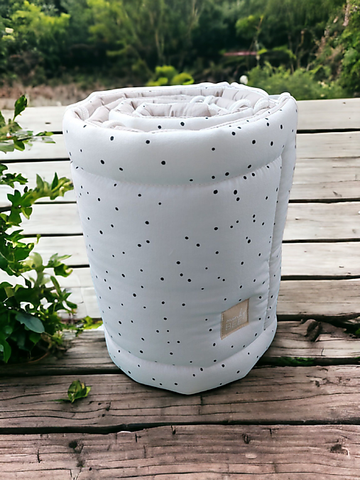 Detský textil - Mantinel do postieľky béžová/čierne fliačiky na bielej - 17683752_