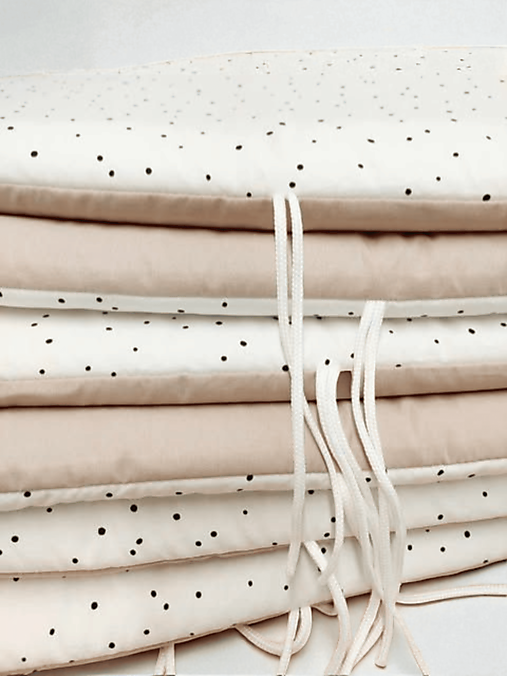Mantinel do postieľky béžová/čierne fliačiky na bielej