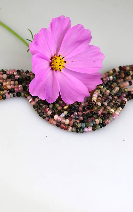 Náhrdelníky - turmalíny brúsené 3x4mm  - 17686285_