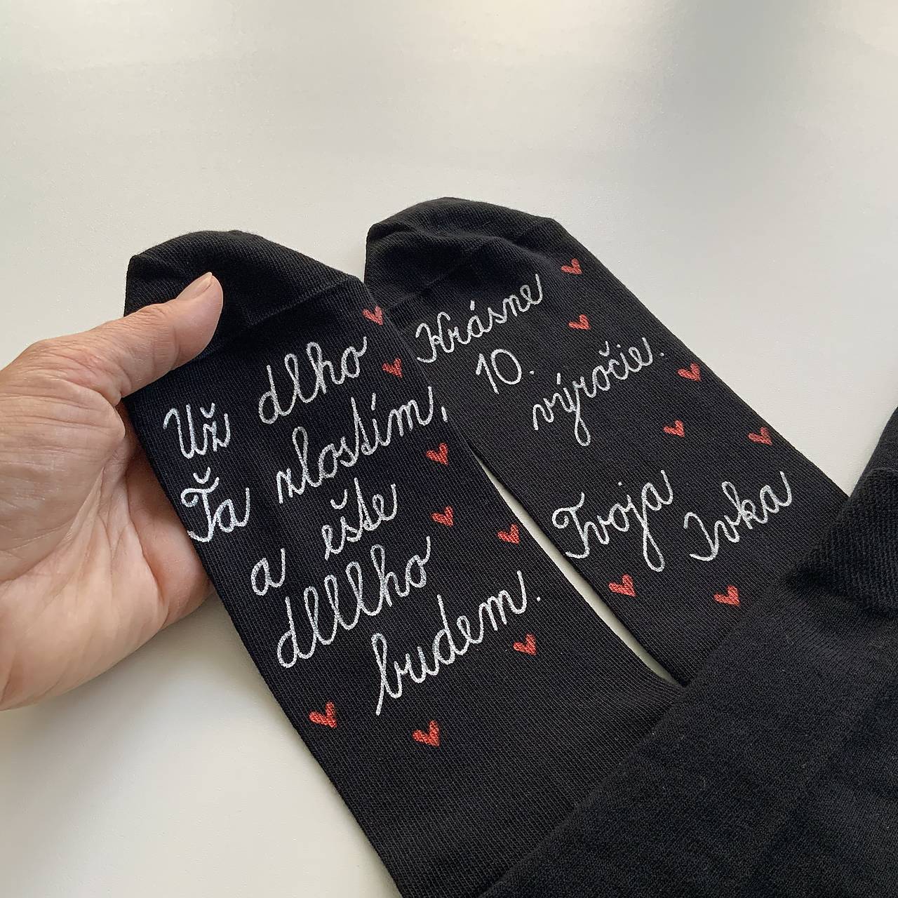 Maľované ponožky k výročiu SVADBY (čierne ponožky s bielym nápisom ".../ Krásne xy. výročie...")