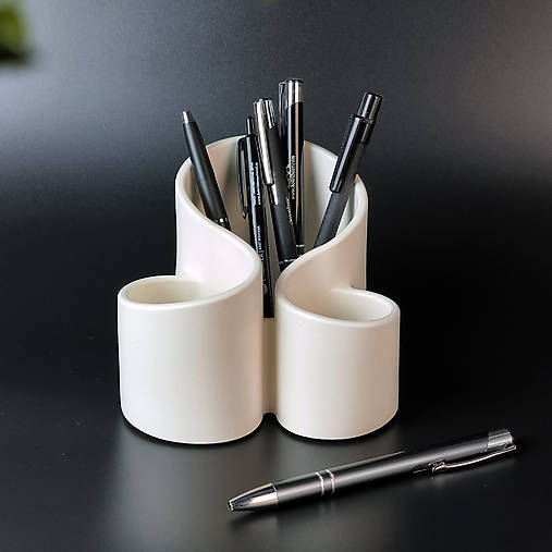 Úložné priestory & Organizácia - Hnedý stojan na perá – praktický a štýlový doplnok do každej pracovne (1 – Mliečna biela) - 17686386_
