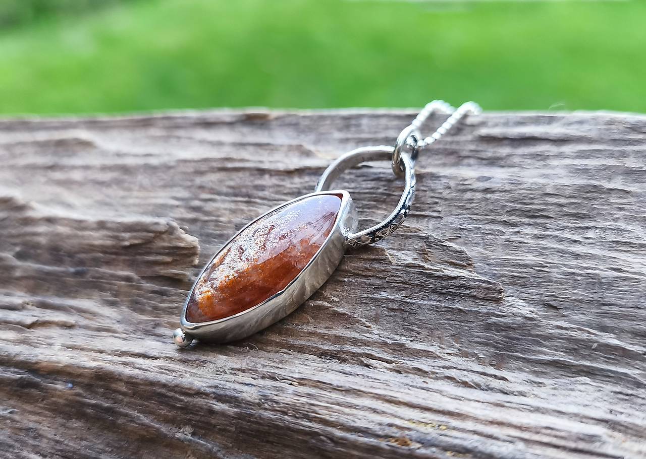 Strieborný Prívesok so Slnečným kameňom