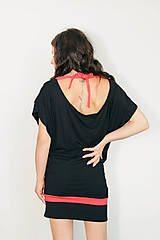 Šaty - Čierne viskózové šaty s červeným lemom a otvoreným chrbtom - 17688233_