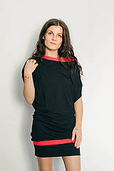 Šaty - Čierne viskózové šaty s červeným lemom a otvoreným chrbtom - 17688234_