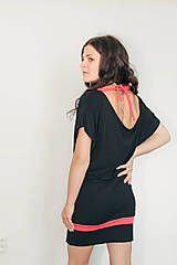 Šaty - Čierne viskózové šaty s červeným lemom a otvoreným chrbtom - 17688235_