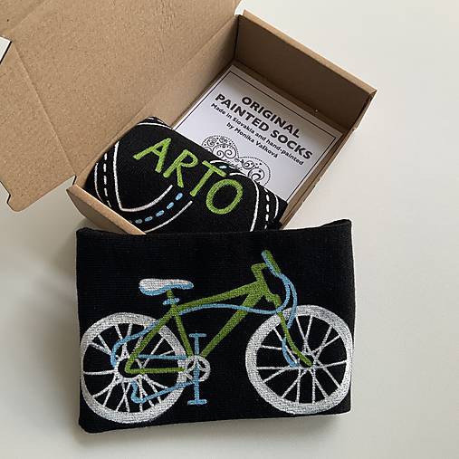 Maľované čierne ponožky s bicyklom a menom (Biela + zelená)