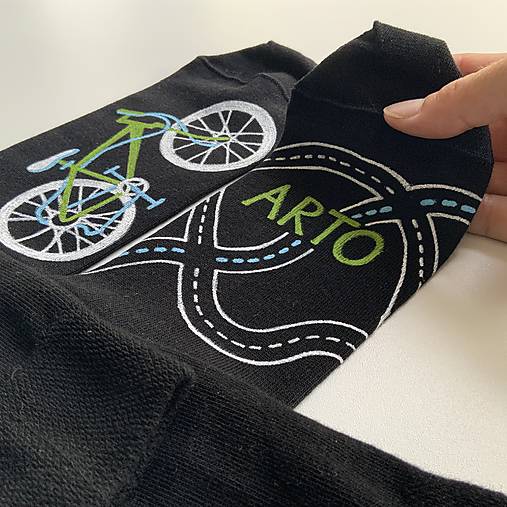 Maľované čierne ponožky s bicyklom a menom (Biela + zelená)