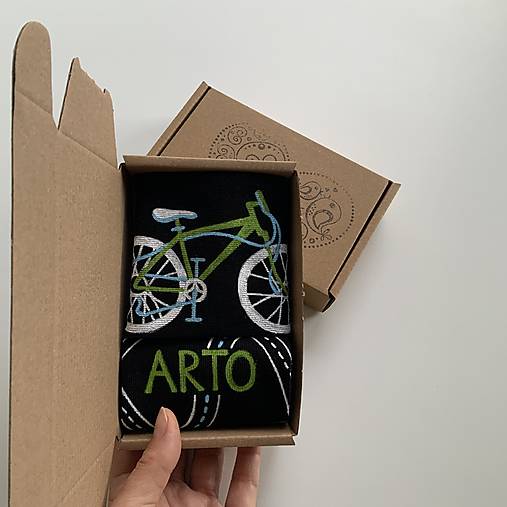 Maľované čierne ponožky s bicyklom a menom (Biela + zelená)