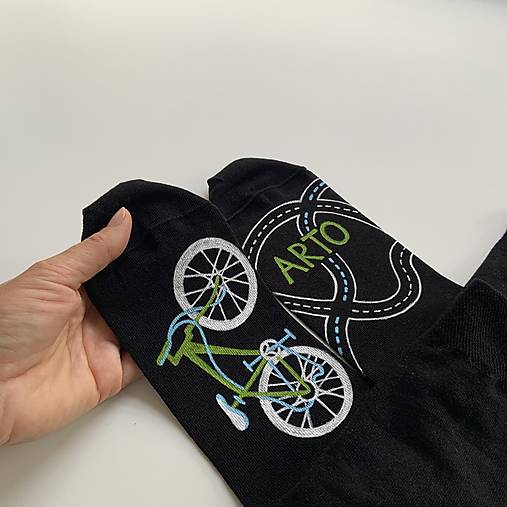 Maľované čierne ponožky s bicyklom a menom (Biela + zelená)