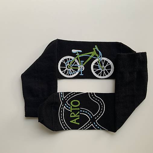 Maľované čierne ponožky s bicyklom a menom (Biela + zelená)