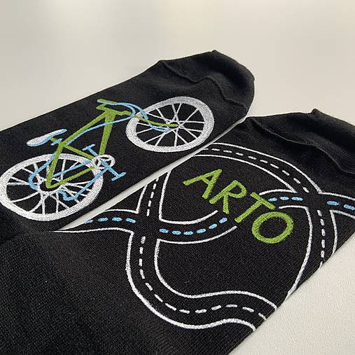 Maľované čierne ponožky s bicyklom a menom (Biela + zelená)