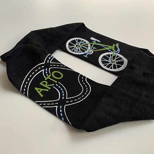 Maľované čierne ponožky s bicyklom a menom (Biela + zelená)