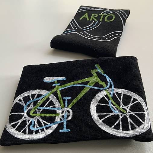 Maľované čierne ponožky s bicyklom a menom (Biela + zelená)