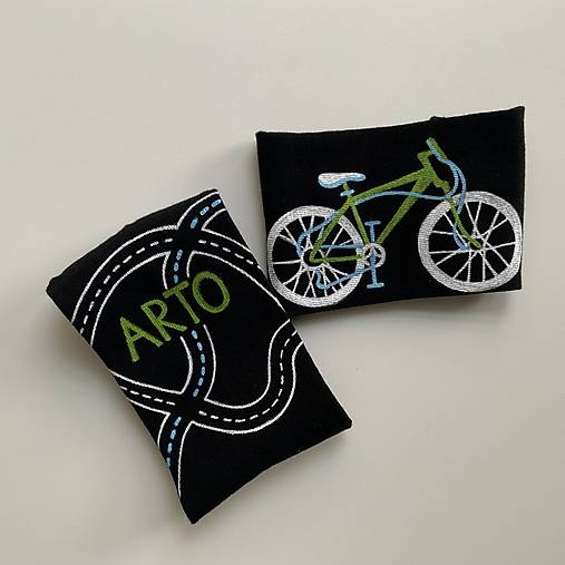 Maľované čierne ponožky s bicyklom a menom (Biela + zelená)