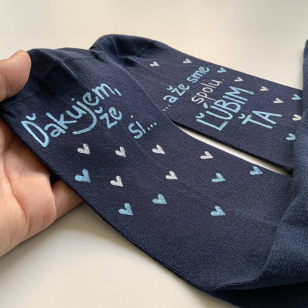 Maľované ponožky s nápisom: "Ďakujem, že si, že, a že sme spolu! ĽÚBIM ŤA"