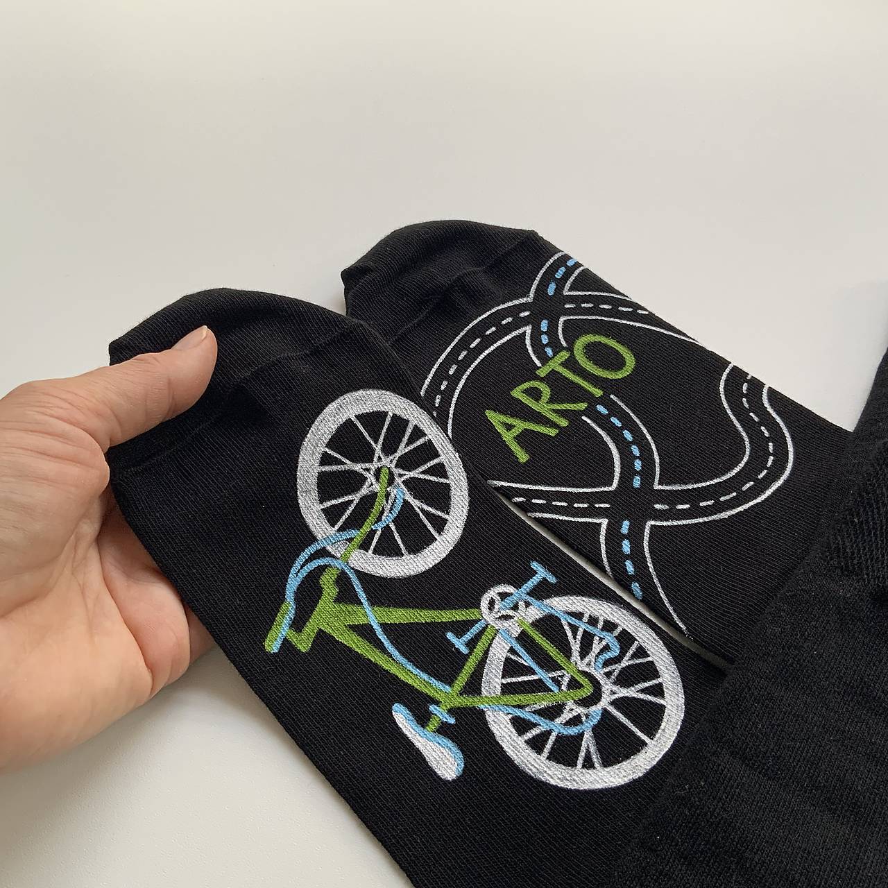 Maľované čierne ponožky s bicyklom a menom (Biela + zelená)