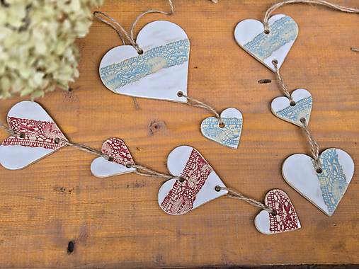 Dekorácie - Závesné dekorácie srdiečka Čipka - 17689406_