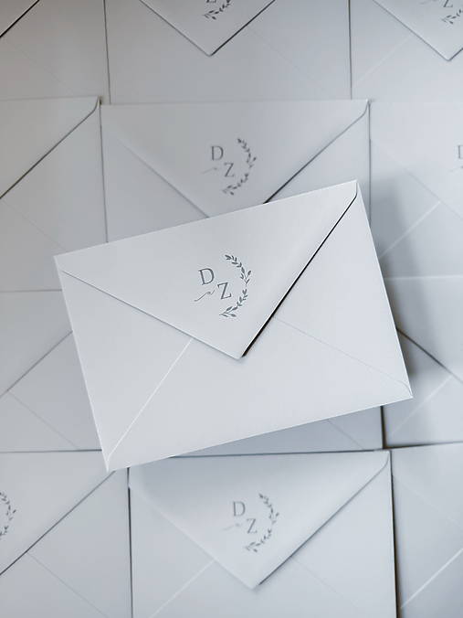 Papiernictvo - Obálka s bielymi iniciálmi grayfog 120g C6 - 17690818_