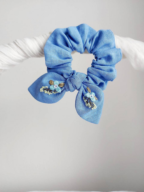 Ozdoby do vlasov - Ľanová  gumička "scrunchie" s vyšívanou mašľou - hortenzie - 17691723_