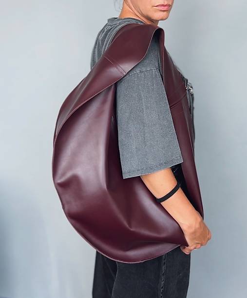 Veľké tašky - ARC Sling Garnet kožená kabelka  - 17694348_