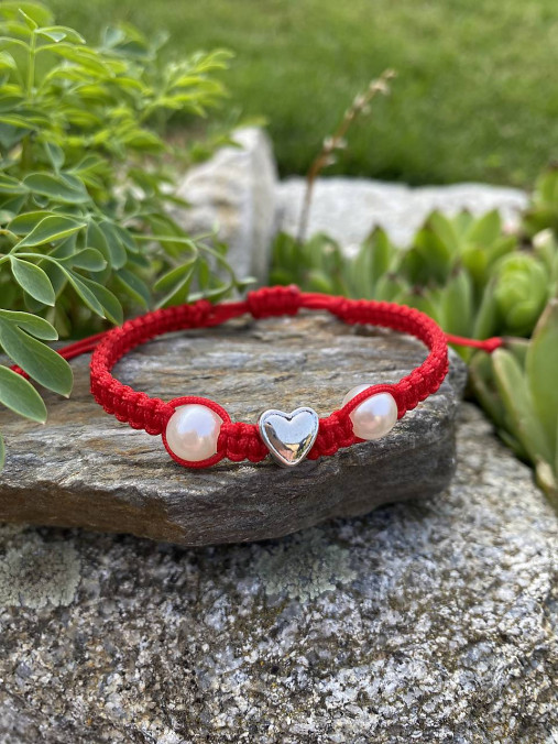 Náramky - Šnúrkový náramok so srdiečkom  - 17693864_