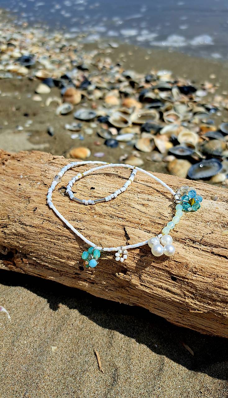 Korálkový náhrdelník  plný květů 