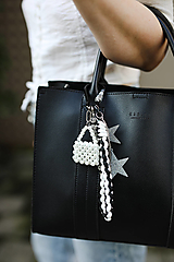  - Bag charm – štýlová kľúčenka / prívesok na kabelku s perlovým detailom (Bag charm - mini kabelka) - 17698221_