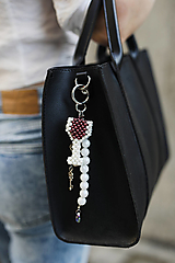  - Bag charm – štýlová kľúčenka / prívesok na kabelku s perlovým detailom (Bag charm - pohár vína) - 17698227_