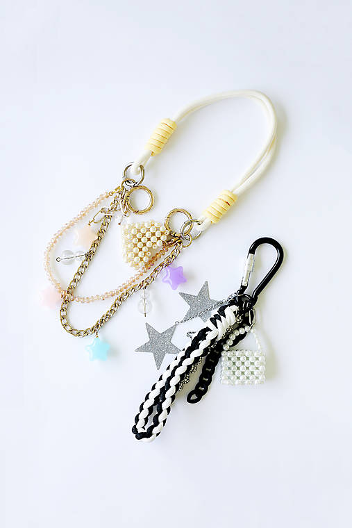 Bag charm – štýlová kľúčenka / prívesok na kabelku s perlovým detailom (Bag charm - mini kabelka)