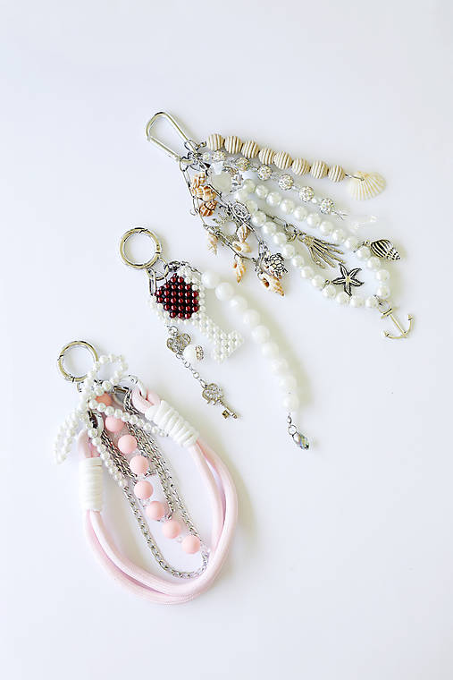 Bag charm – štýlová kľúčenka / prívesok na kabelku s perlovým detailom (Bag charm - závan mora)