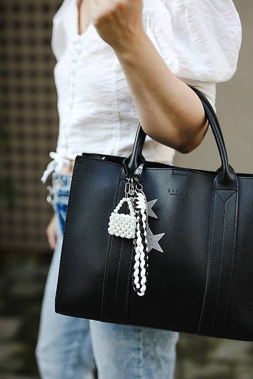 Bag charm – štýlová kľúčenka / prívesok na kabelku s perlovým detailom (Bag charm - mini kabelka)