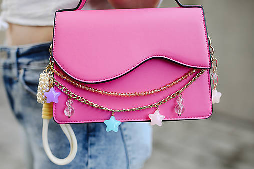 Bag charm – štýlová kľúčenka / prívesok na kabelku s perlovým detailom (Bag charm - zlaté srdce)