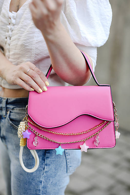 Bag charm – štýlová kľúčenka / prívesok na kabelku s perlovým detailom (Bag charm - zlaté srdce)