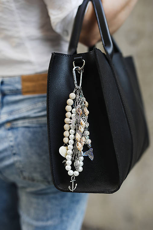 Kľúčenky - Bag charm – štýlová kľúčenka / prívesok na kabelku s perlovým detailom (Bag charm - závan mora) - 17698225_