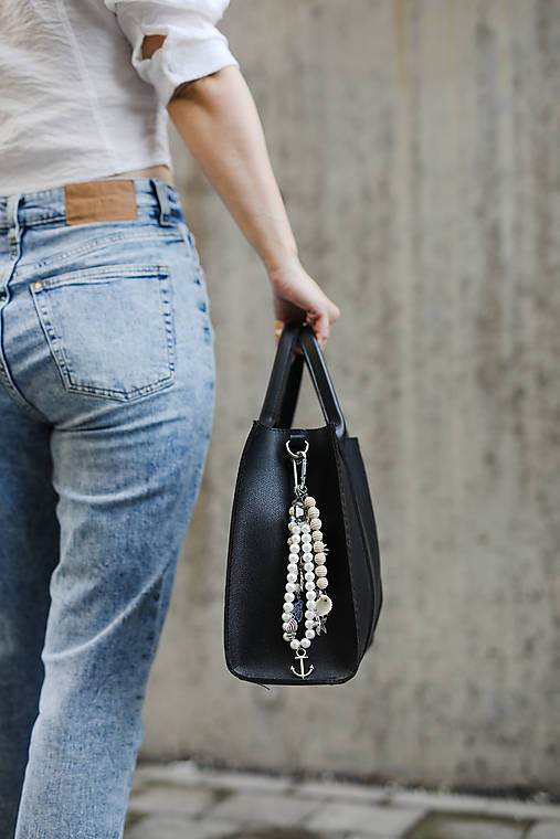 Bag charm – štýlová kľúčenka / prívesok na kabelku s perlovým detailom (Bag charm - závan mora)