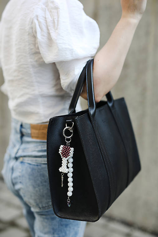 Bag charm – štýlová kľúčenka / prívesok na kabelku s perlovým detailom (Bag charm - pohár vína)