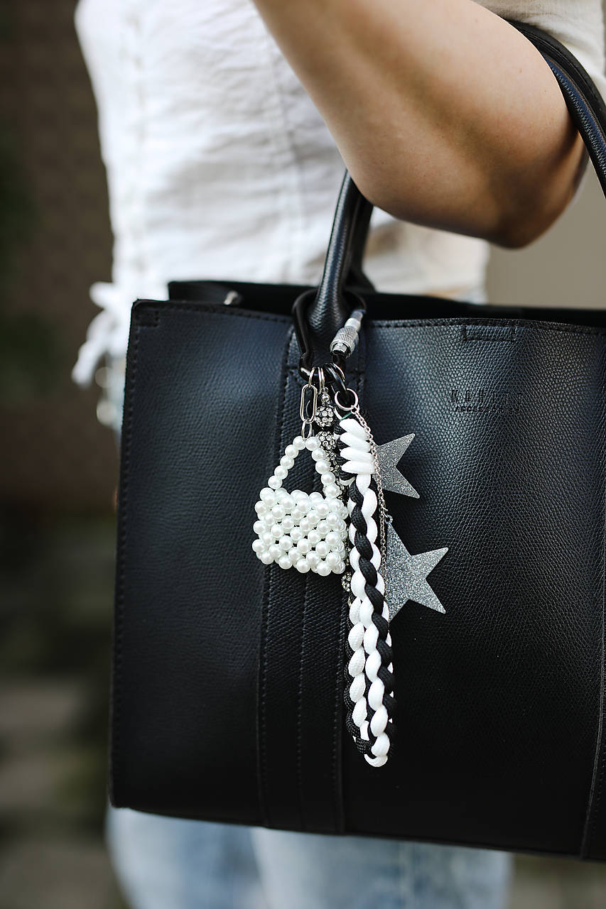 Bag charm – štýlová kľúčenka / prívesok na kabelku s perlovým detailom (Bag charm - mini kabelka)