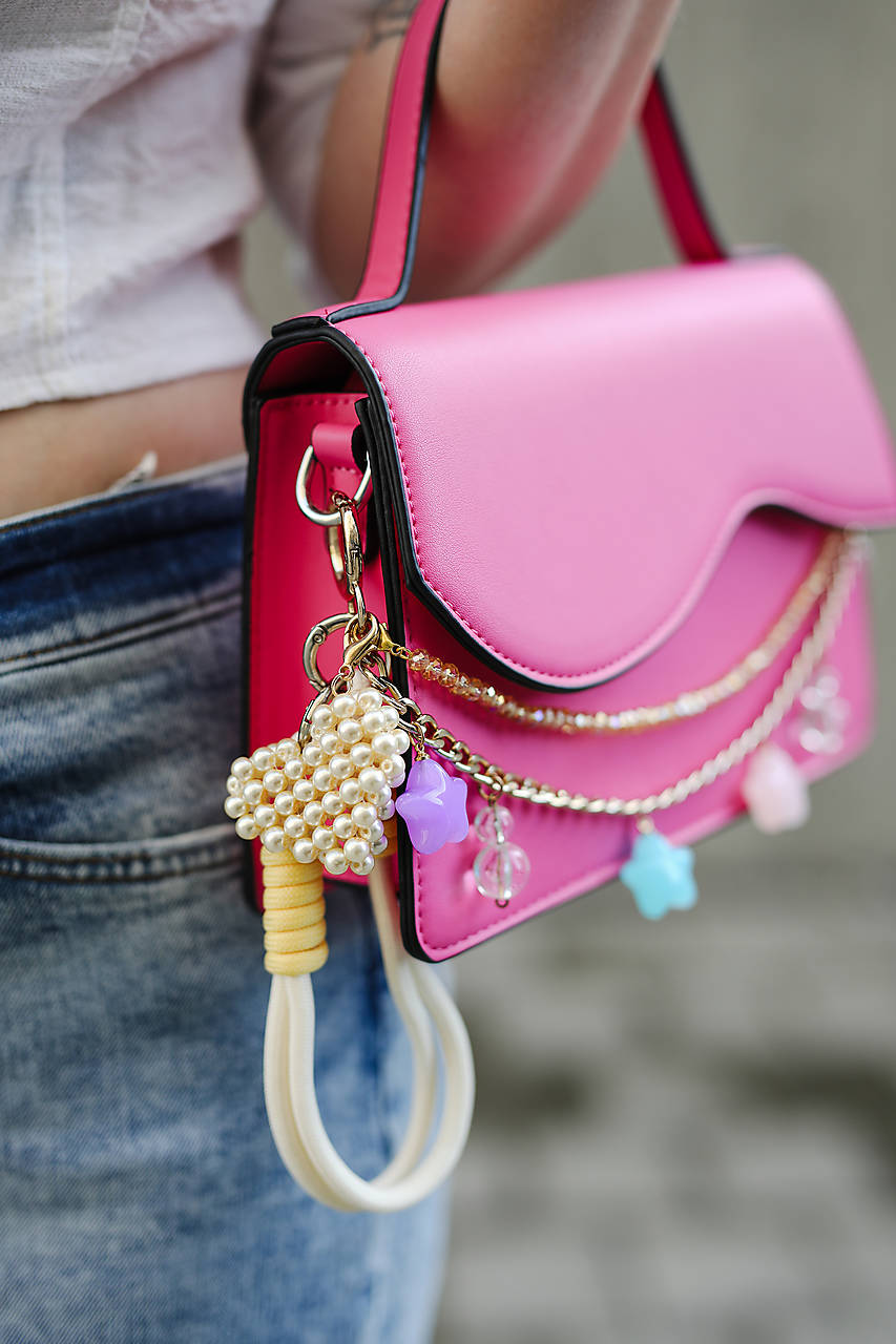 Bag charm – štýlová kľúčenka / prívesok na kabelku s perlovým detailom (Bag charm - zlaté srdce)
