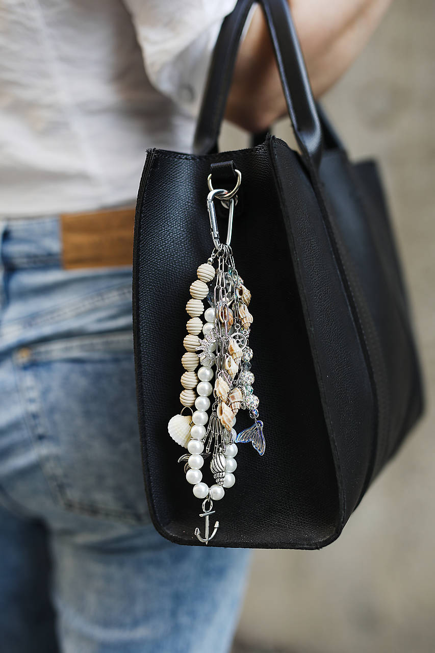 Bag charm – štýlová kľúčenka / prívesok na kabelku s perlovým detailom (Bag charm - závan mora)